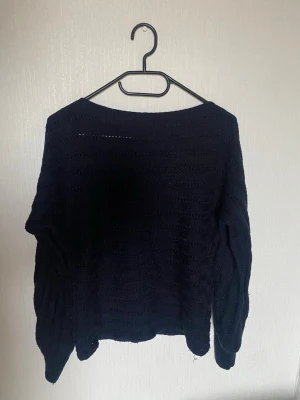 marinblå stickad tröja  - jätte söt stickad med hög nacke som hållt mig i tre år, den sitter jätte fint och har bra passform