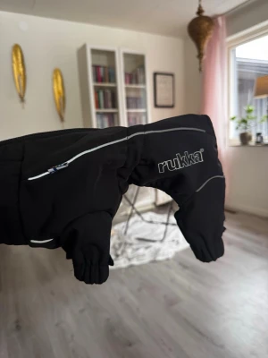 Rukka hundoverall storlek 25 - Säljer en helt ny hundoverall från rukka, köpt för 719kr, men passade tyvärr inte min hund och tog inte kvitto så fick inte lämna tillbaka tyvärr.  Köpt på arken zoo (storlek 25)   BESKRIVNING  Varm och vädertålig hundoverall med mjukt foder. Skyddar mot kyla, vind och väta. Justerbar passform och reflexdetaljer.  Fördelar med Rukka Thermal Hundoverall 2.0:  Varmt och mjukt plyschfoder – håller hunden varm och bekväm. Vädertåligt material – vindtätt och vattenavvisande med 3 000 mm vattenpelare.