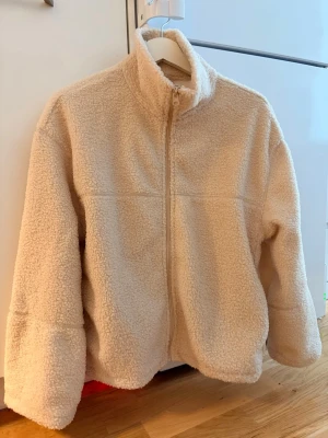 Teddyjacka  - Säljer denna helt nya teddyjackan som endast är testad! Perfekt nu till våren 🤍🤍passar också storlek xs om man vill ha den lite oversized 