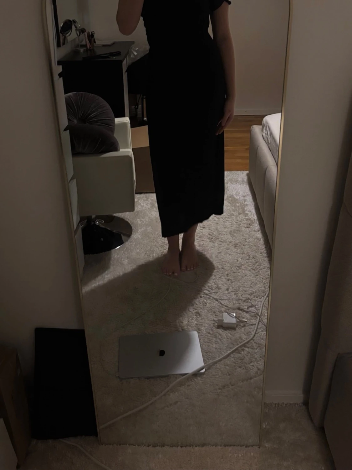 Svart långklänning med enkel design - 1