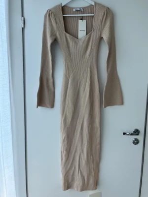 långklänning Adoore - Supersnygg beige lpngklänning från Adoore, helt ny med prislapp kvar! Storlek 36                                 (Öppen för att byta till samma klänning fast i svart i storlek 36/38)