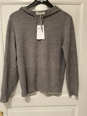 Sayless hoodie  - Riktigt snygg hoodie från Sayless i kashmir, skick  9/10, nypris 899, sitter som M Hör av dig vid funderingar 👍