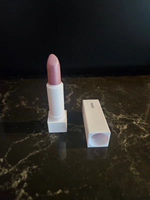 Ofra Cosmetic Lipstick Crazy Pink - 1 st Ofra Cosmetic Lipstick i nyansen Crazy Pink, som har utgått ur sortimentet. Innehåller antioxidanter som skyddar dina läppar mot negativ miljö påverkan, E-vitamin och solskydd. OFRA's läppstift är mjukgörande och otroligt bekväma att bära samt sitter länge. Läppstiftet är endast testat 1 gg och sen avtorkat med alkogel. Volym 5 g. Nypris 225 kr 