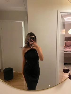 Svart glittrig paljettklänning med fjädrar - Helt ny klänningen som inte är använt 🩷