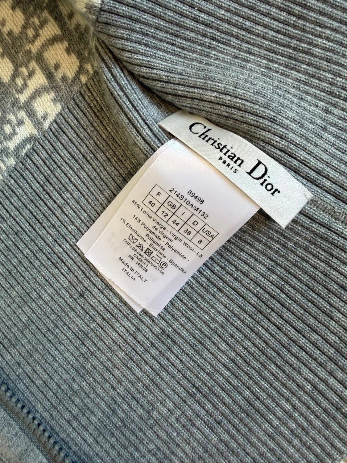 Grå kofta med mönster och dragkedja - 2