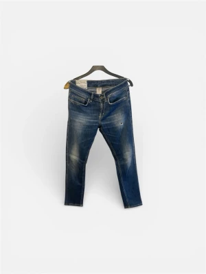 Dondup jeans  - Säljer ett par blå jeans från dondup  med klassisk femficksdesign och snygga slitningar framtill. Jeansen har en rak passform och detaljerade sömmar på bakfickan samt ett brunt läderpatch i midjan. Perfekta för en avslappnad och trendig look.