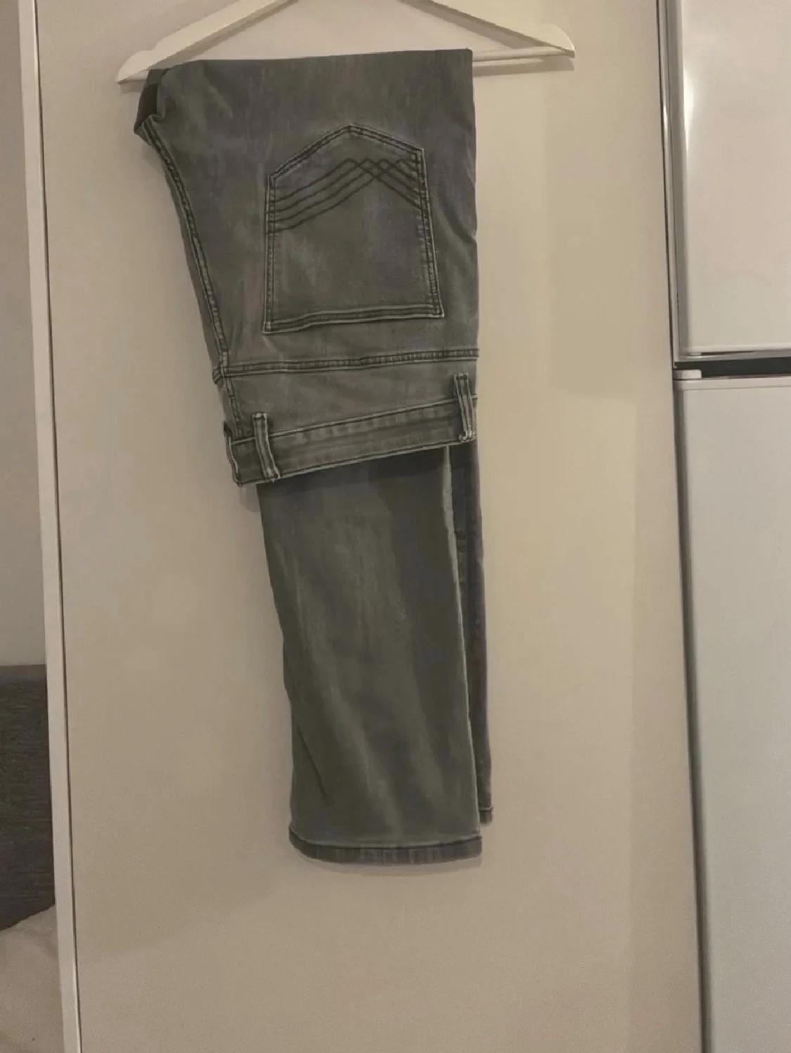 Grå raka jeans med bakficka