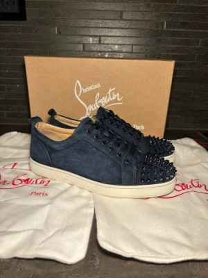 Mörkblå Christian Louboutin sneakers - Louboutin skor i Navy färg rare modell storlek 41 sitter 42. Allt orginal finns det j tvättade 