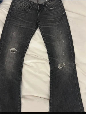 Low waist ltb jeans - Säljer dessa svarta ltb jeans som är köpta här på Vinted, säljer då de tyvärr var förstora för mig💓 Strl 28/34, lånade bilder!!