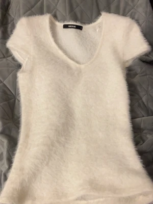 Vit pälströja med quiltat foder - Säljer en snygg vit pälströja med mjukt fuskpälsmaterial och väldigt skön och bekväm och passar till många olika outfits 