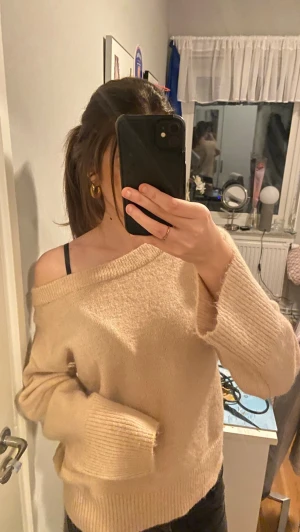 Beige off shoulder stickad tröja - Mysig beige stickad tröja med off shoulder-design💖