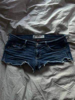 HOLLISTER SHORTS - AS SNYGGA hollister shorts faktist mina favoriter MEN,som vanligt har dom blivit för små,skriv om ni vill ha bilder med dom på eller måtten,och ge gärna pris förslag💕