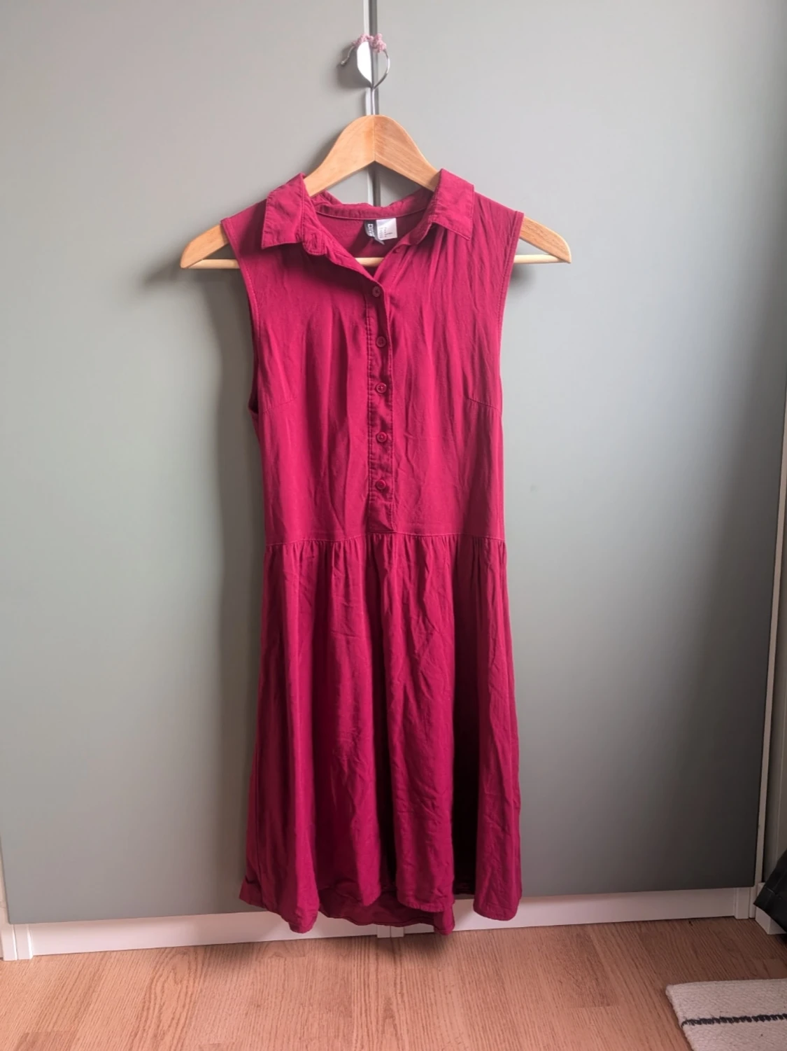 Mörkrosa ärmlös klänning med krage