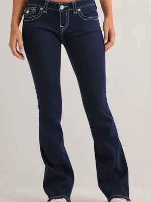 Mörkblå bootcut jeans True Religion - Intressekoll då dessa är för stora för mig!  Snygga mörkblå bootcut jeans från True Religion med kontrasterande vita sömmar och ikoniska fickdetaljer bak. Klassisk femficksmodell med låg midja och knappgylf. Perfekta för dig som gillar en tidlös och cool look. 