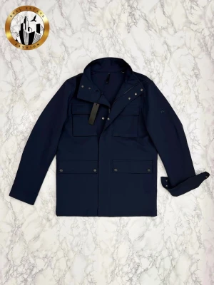 J.Lindeberg Jacka M - Marinblå J.Lindeberg vindjacka i storlek S som är mycket stor i storleken och passar M. Jackan är helt ny med taggar, endast testad. Tveka inte på att höra av dig för fler frågor eller vid minsta fundering! Skick: 10/10