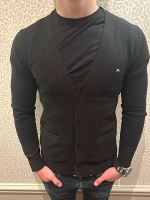 Kofta  - Säljer denna snygga kofta från J Lindeberg. Modellen är ca 180 cm lång och väger 70 kg. Tveka inte på att kontakta mig vid minsta fundering🙌