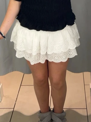 Broderad kjol  - Super fin broderad kjol strl xs/s,de har även inbyggda shorts🩷köpta på shein har ja för mig