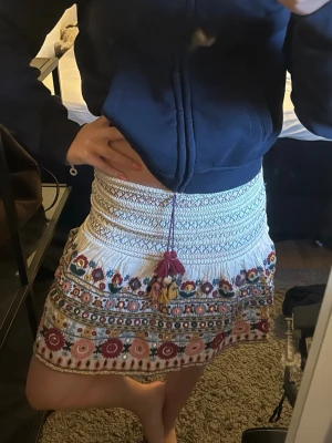 Zara kjol - Super fin broderad Zara kjol strl s använd typ en gång 