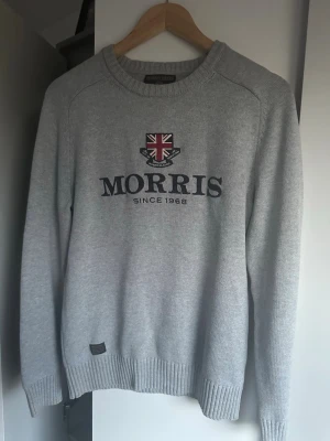 Grå stickad tröja från Morris Gents - Snygg grå stickad tröja från Morris. Tröjan har rund halsringning och ribbade muddar vid ärmslut och nederkant. Köpte helt ny för 1799 och säljer för endast 399💫⭐️