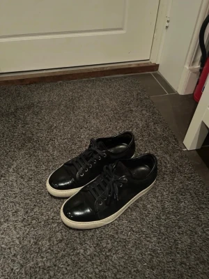 Svarta sneakers med vit sula - Säljer ett par Lanvins i storlek 40-41 alltså UK 5