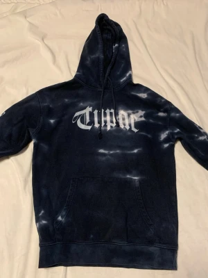 Tupac hoodie  - En mörkblå tupac hoodie