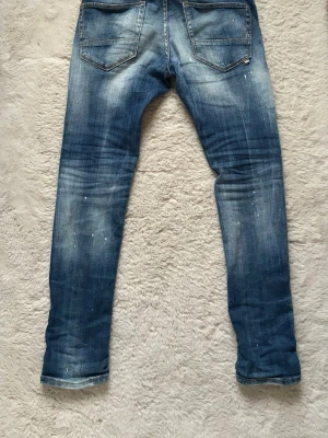Jack & jones jeans med slitningar - Säljer ett par blå slim fit jeans från jack & Jones med snygga slitningar. Jeansen är i storlek W27/L30 och är i väldigt bra skick✅ Fraktar inom en dag✅ Priset är inte hugget i sten🙂
