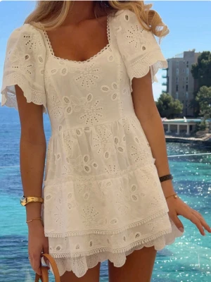 Vit broderad klänning  - Super fin klänning från Filippa x MMT. Perfekt till student, midsommar eller sommaren! Säljer pga för liten. Storlek S/M. Aldrig använd 