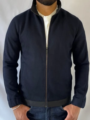 Massimo dutti jacka - Tjena! Säljer nu denna riktigt snygga cardigan jackan som är ifrån Massimo Dutti • Skick 8/10 då luva ej medföljer • Storlek M passar M/S • Modellen på bilden är 180cm och väger 80kg • Vårt pris : 799kr • Hör gärna av er via pm vid frågor eller funderingar;