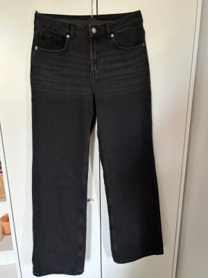 Jeans - Svarta vida jeans