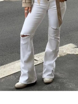 Vita jeans  - Säljer dessa snygga vita jeans från Gina ❣️❣️lågmidjade!! Använt 3 gånger 