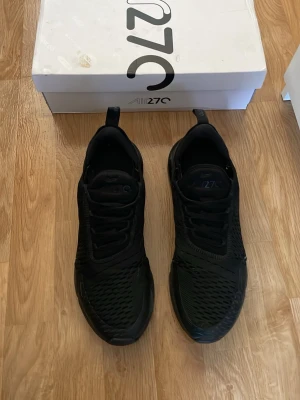 Nike Air Max 270 helsvarta sneakers - Säljer mina Nike Air Max 270 pga jag har tröttnat på dem, tycker inte att där är något fel på dom men vill helst byta stil lite. Skriv om du är intresserad. Prutning går bra. Storlek 44 men passar lätt 45