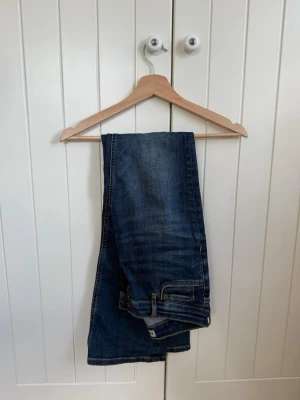 Lowrise bootcut jeans  - Mörkblå lowrise bootcut jeans från Zara 