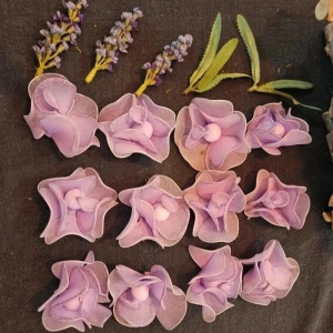 Dekoration i lila - Säljer den lila dekorationen på bilderna det vill säga 12 stycken blommor tre stycken små lavendelbitar och två stycken blad som ett komplett sätt Perfekt för den lila dukningen  Kan även hämtas I Partille  E3