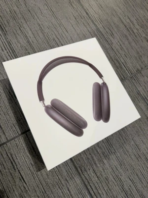 AirPods Max - oöppnade - Säljer ett par AirPods Max jag fick i födelsedagspresent, kvitto finns, också har dom ej öppnats och är förseglade! 