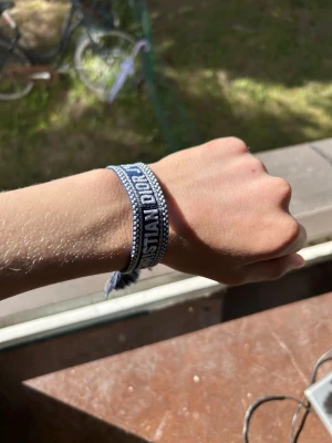 Christian Dior armaband - Säljer mitt fina Christian Dior JaDior armband som jag fick i present, bara andvänd på bilden, pris kan diskuteras och anledning för att jag säljer är för att jag sparar till en moppe 😁❤️