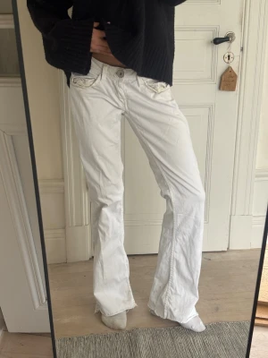 Vita lågmidjade bootcut jeans från Pepe - Säljer dessa snygga lågmidjade vita jeansen från Pepe Jeans💗 De har en liten fläck nedtill ena benet på backsidan, därav priset!
