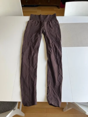 Bruna ribbade leggings från 157 - Jättefina träningsbyxor, knappt använda. I storlek S bruna🤎