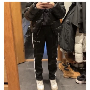 Palm Angels byxor  - Säljer nu mina superfina och sparsamt använda palm angels byxor 🩷 Köptes av en tjej för 2700kr - säljes för 2000, vid snabb affär 1800kr🩷 Äkthetsbevis i form av QR-kod i byxan finns. GRATIS FRAKT!🩷