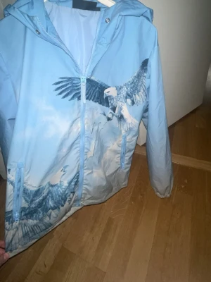Trapstar vindbraker  - Blå jacka me en fågel använd 