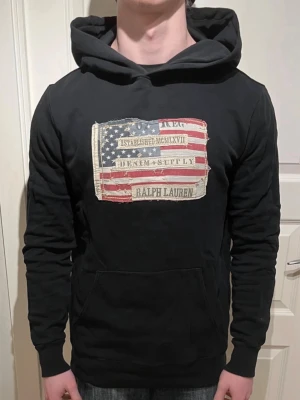 Denim supply hoodie - Säljer nu min feta Denim supply hoodie som är i väldigt gott skick, den är i storlek M och passar perfekt nu  till sena sommarkvällar. Hör av er vid frågor!