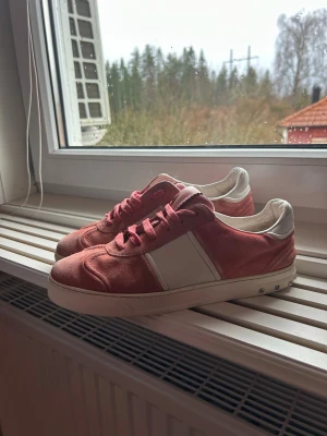 Valentino flycrews  - Valentino flycrews} storlek 38}900kr}alla nitar kvar 