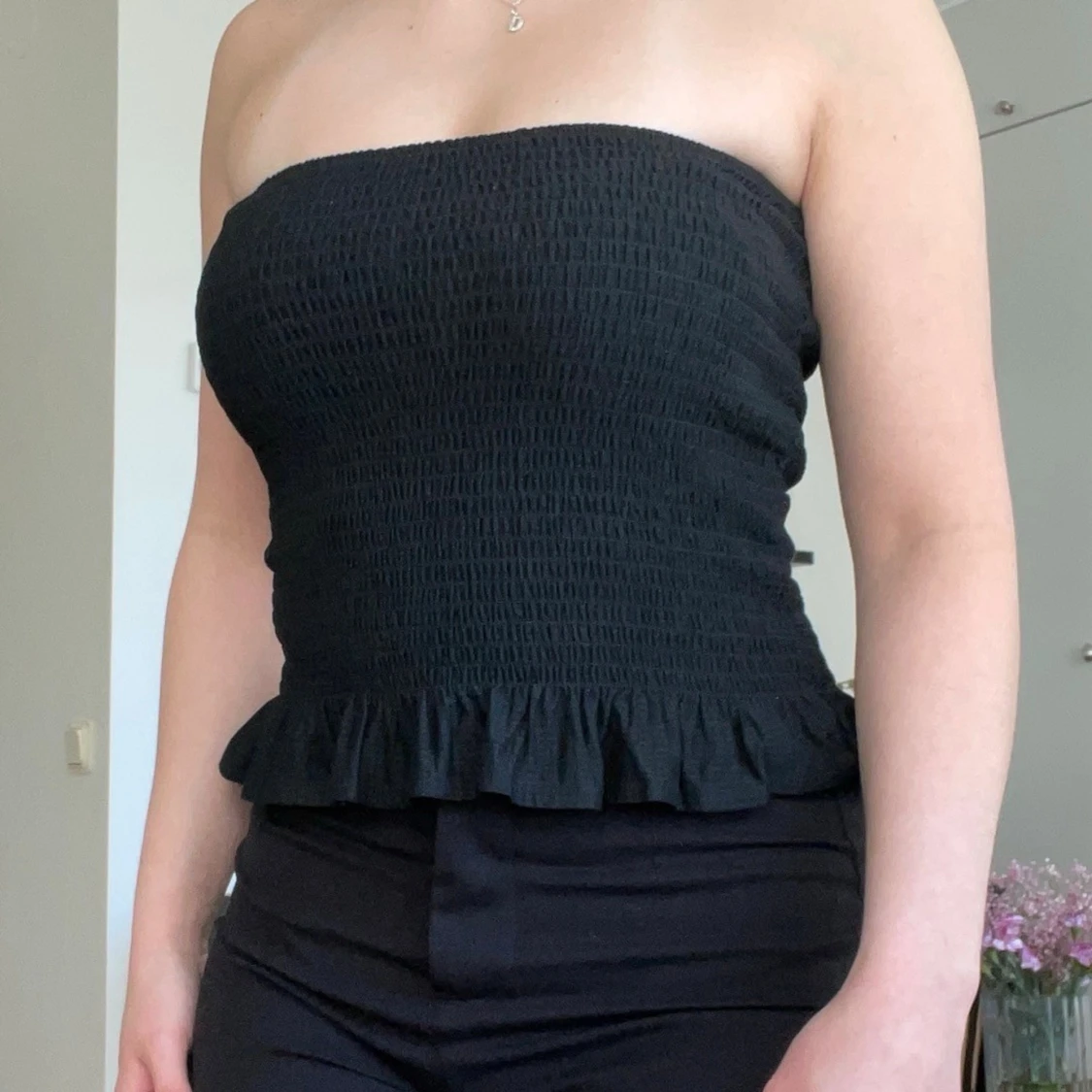 Svart bandeau tubtopp med volang - 1