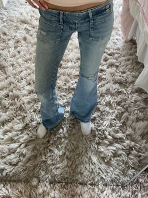 Ljusblå bootcut jeans med slitningar ifrån Gina tricot 14+💓 - Säljer ett par ljusblå bootcut jeans med slitningar. Jeansen har låg midja och klassisk femficksdesign, dem är ifrån Gina tricot i storlek s.💓 Jag är cirka 159 lång och dem är någon centimeter för långa💓
