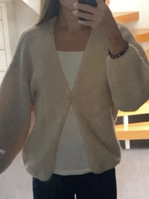 Beige fluffig kofta från lindex  - En beige trendig kofta från lindex i storlek xs-s. Använd men fortfarande bra skick.