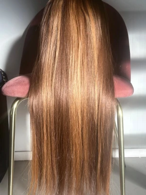 Beautiful Human hair, 71cmGlueless lace front wig, balayage - Beautiful long blended hair wig wig in color S4/27 (brown base with warm caramel/blonde highlights). 71cm long Completely new and never worn.  * 13x4 HD lace frontal * Small knots for a realistic scalp look * Pre-plucked natural hairline with baby hairs * Free parting (can be styled in multiple ways) * Glueless “wear and go” * Adjustable band, fits small to medium/large * Heat resistant – can be curled on low temperature  Made from a blended mix of human hair and high-quality synthetic fiber, gi