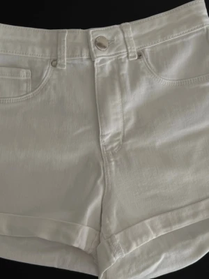 White shorts  - White shorts   Size: S Condition: used, in good condition  Details: classic denim-style shorts, mid/high rise, fitted look, rolled hems, perfect for summer outfits  💰 Price: 150 kr  📦 Fast shipping / meet-up possible Message me if interested 💌