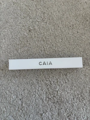 Oöppnad CAIA Faux Real mascara - CAIA Faux Real mascara i vit, stilren förpackning. Mascara med modern design och smidig tub, perfekt för att framhäva fransarna. Märket CAIA är känt för sina trendiga och kvalitativa sminkprodukter.