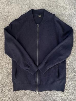Mörkblå fullzip Massimo Dutti - Mörkblå fullzip från Massimo Dutti. Bra skick. Storlek M.