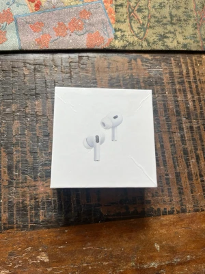 Apple AirPods Pro trådlösa hörlurar - Säljer ett par vita Apple AirPods Pro med laddningsetui. De är trådlösa in-ear hörlurar med stilren design och kompakt format. Perfekta för musik, samtal och träning. Levereras i originalförpackning. Helt nya. Möts i Stockholm går även att fraktas.