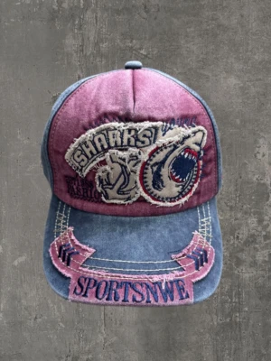 Vintage keps - En extremt snygg vintage keps! Kepsen är i ny skick och passar med allt! Perfekt för sommaren! Kontakta gärna oss om du har några frågor, priset är ej hugget i sten! Mvh saint ;)